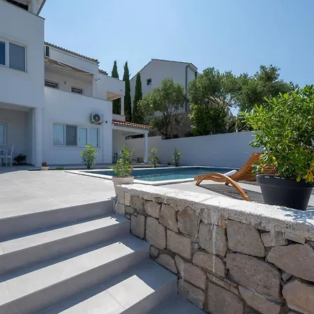 Cozy In With Kitchen Apartamento Murter