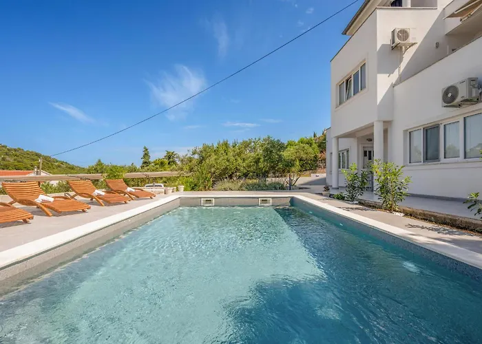 Cozy In With Kitchen Apartamento Murter