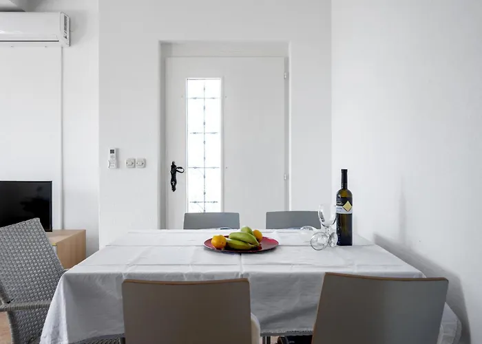 Cozy In With Kitchen Apartamento Murter